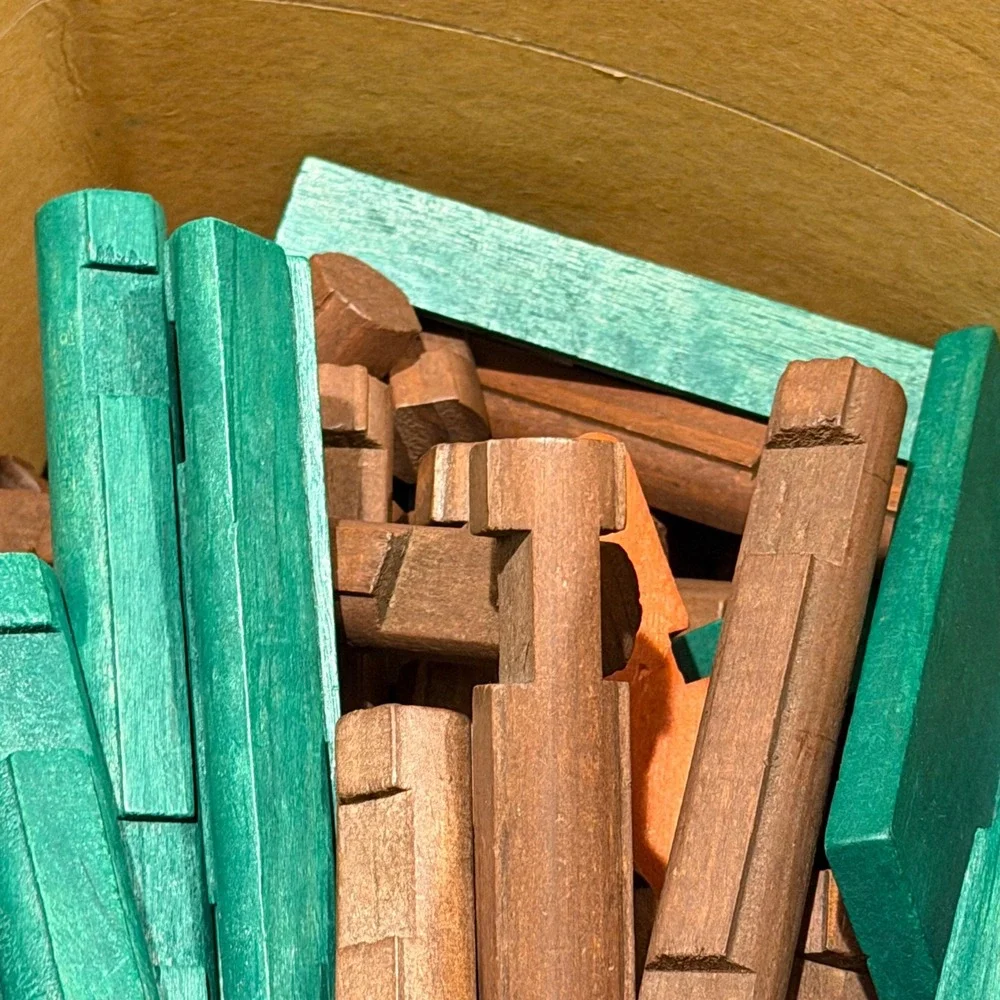 Lincoln Logs Fort Wilderness Building Set Brown Wood Pieces Storage Bin